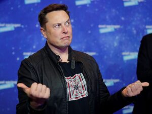 Proyectan cientos de insultos contra Elon Musk en las oficinas de Twitter