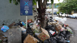 Sancionarán al que arroje basura en lugares prohibidos en El Salvador