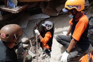 Unos 100 niños entre las 271 víctimas mortales del terremoto de Indonesia