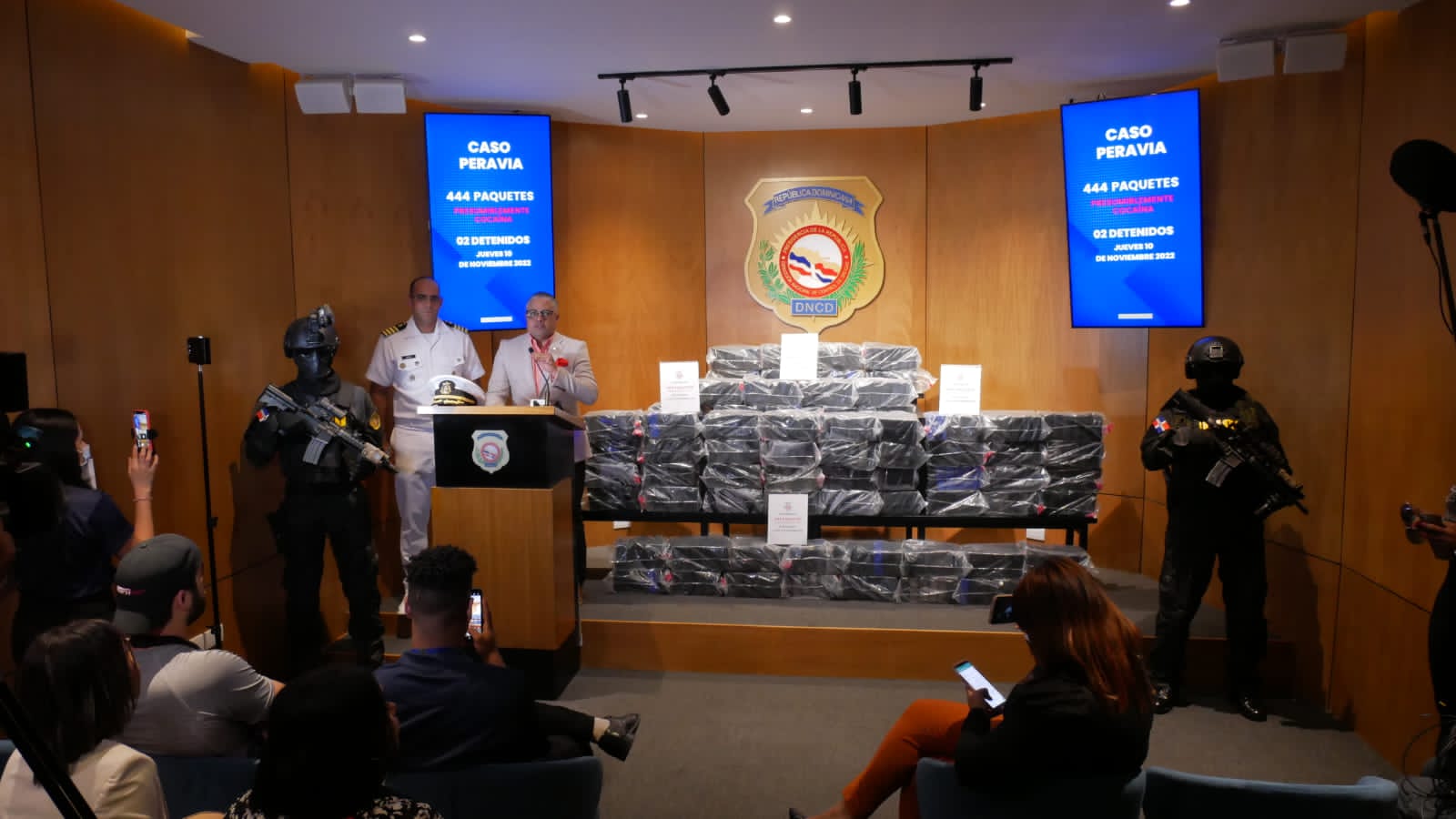 Interceptan lancha con dos hombres a bordo y ocupan 444 paquetes presumiblemente cocaína