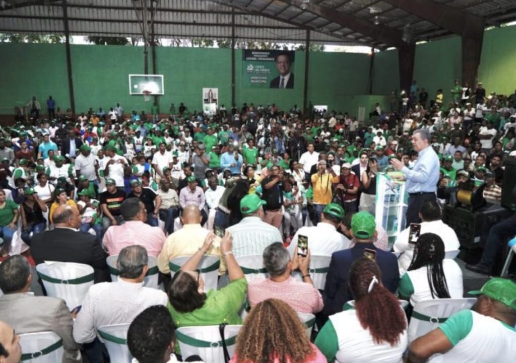 Leonel Fernández suma fuerzas en barrios del Gran Santo Domingo