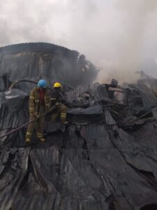 Incendio reduce a cenizas fábrica de colchones en Monte Adentro