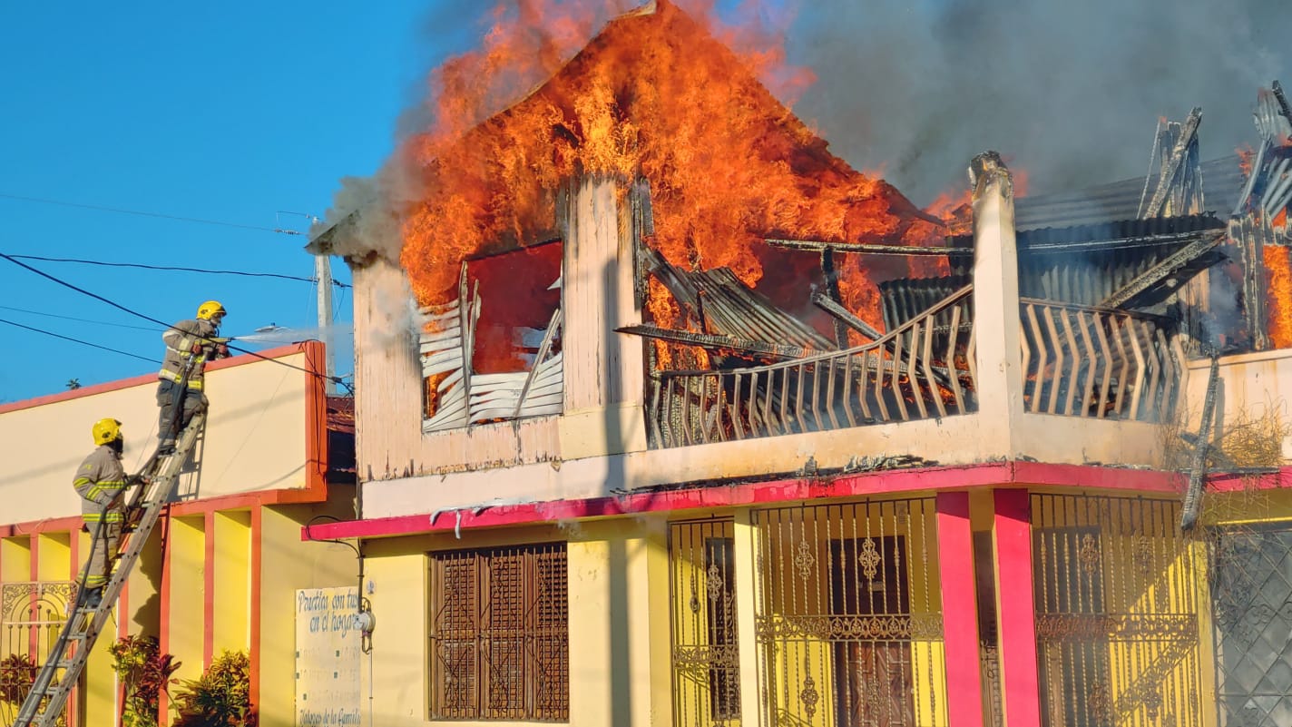 Un incendio devoro dos casas la mañana de este sábado en la calle General Luperón, del Municipio de Nagua provincia María Trinidad Sánchez.