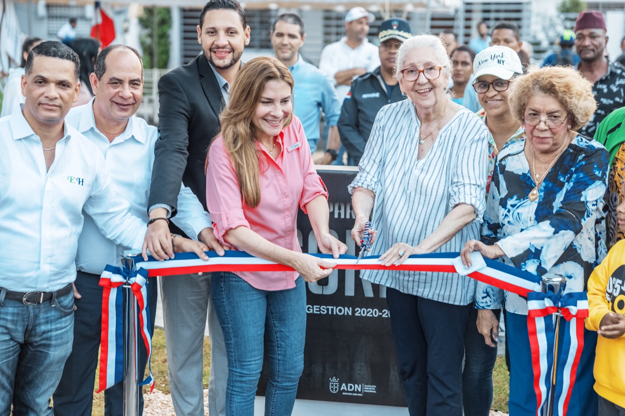 Alcaldía del Distrito Nacional entrega parque remozado en Urbanización Coral