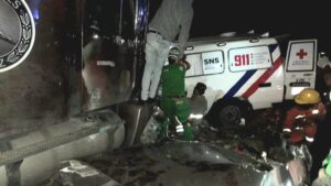 PN tras conductor de patana que chocó ambulancia en Azua