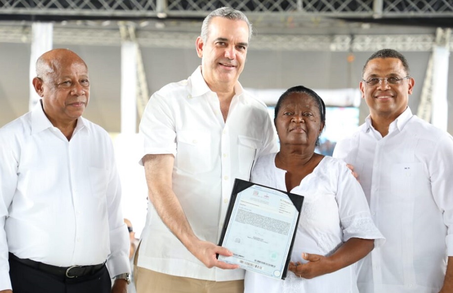 Presidente Abinader entrega 2,631 títulos de propiedad en San Pedro de Macorís