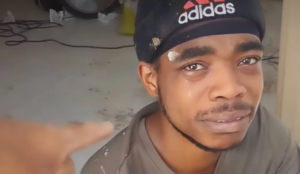 Haitiano llora tras ser supuestamente ser despojado de su dinero