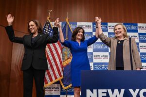 Hillary Clinton y Kamala Harris hacen campaña por la gobernadora de Nueva York