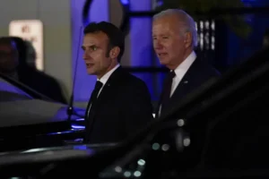 Biden se reúne con Macron, admite “fallas” en ley climática