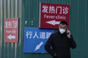 China amplía hospitales y UCI ante un aumento de contagios 