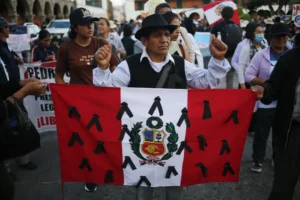 Perú: cambio de ministros tras protestas y muertes
