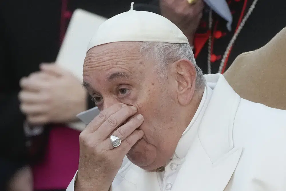 El papa Francisco llora al rezar por la paz en Ucrania