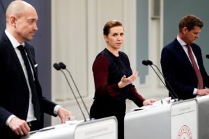 La primera ministra de Dinamarca, Mette Frederiksen, junto al ministro de Salud, Magnus Heunicke (izquierda) y el director de la Junta Nacional de Salud, Soeren Brostroem, anunciando el fin de las restricciones.