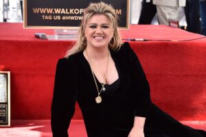 Kelly Clarkson denuncia que su acosador aún merodea su casa