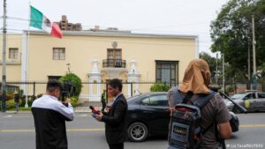 Perú expulsa a embajador mexicano y denuncia 