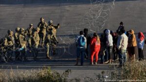 Corte Suprema de Estados Unidos ordena mantener el Título 42 que permite expulsar a migrantes