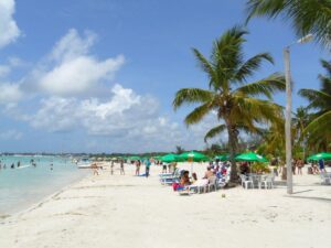 Playa de Boca Chica llena de viajeros nacionales y extranjeros