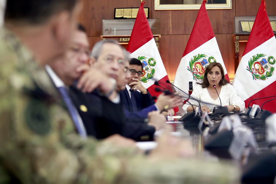 Boluarte defiende legitimidad; militares retoman control en Perú
