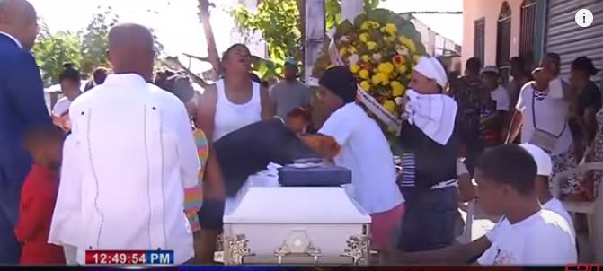 Sepultan restos de mujer embarazada que murió en medio de atraco en Los Guaricanos