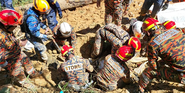 Aumenta a 21 la cifra de muertos en Malasia tras un deslizamiento de tierra