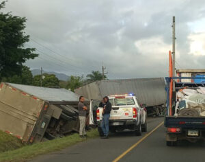 Accidente entre dos patanas y un camión en Autopista Duarte