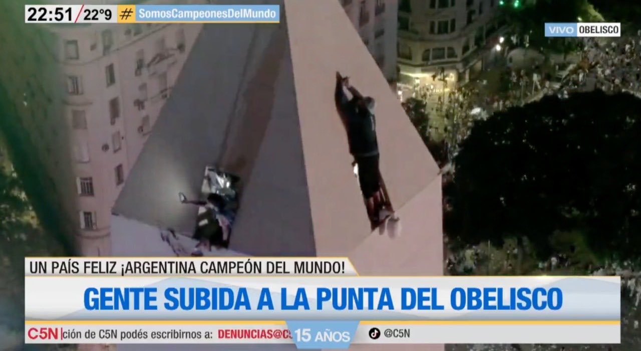 Argentino se subió a la punta del Obelisco para celebrar la Copa