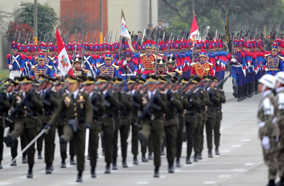 Fuerzas Armadas y Policía de Perú respaldan al Congreso