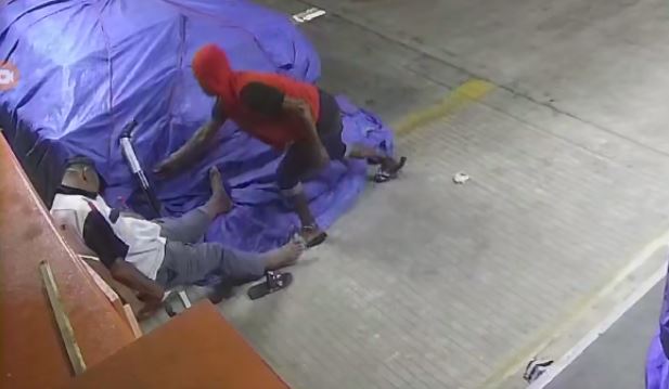 VIDEO: Hombre se lleva escopeta de un guachimán mientras dormía en un parqueo