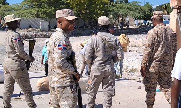 Haitiano retiene contenedores de Zona Franca en represalias porque la Armada le retuvo embarcación