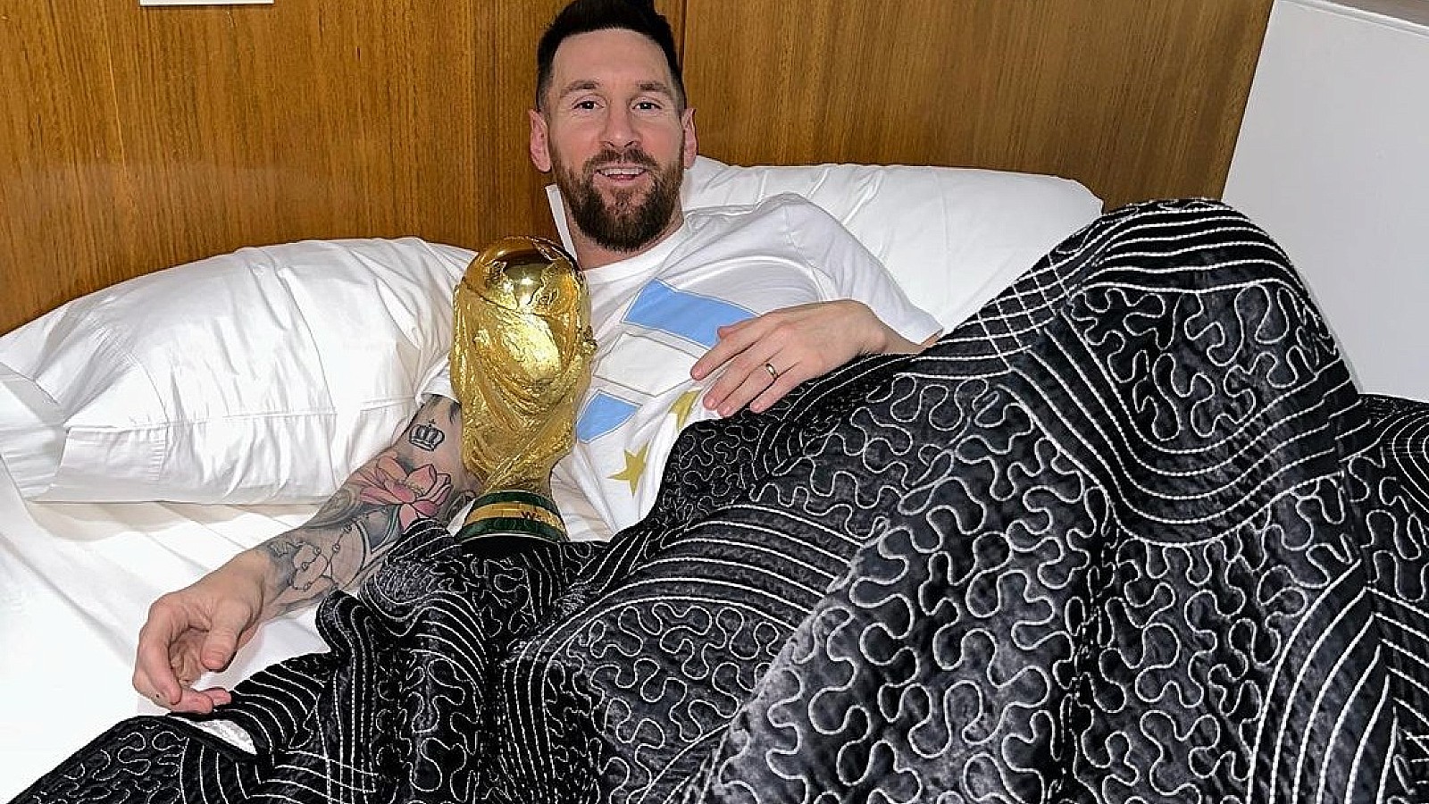Messi durmió con la Copa del Mundo y las redes estallaron