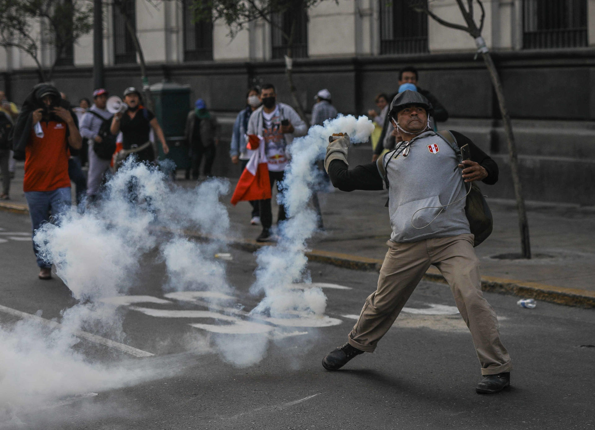 Perú se sume en ola de violencia con siete muertos y un centenar de policías heridos