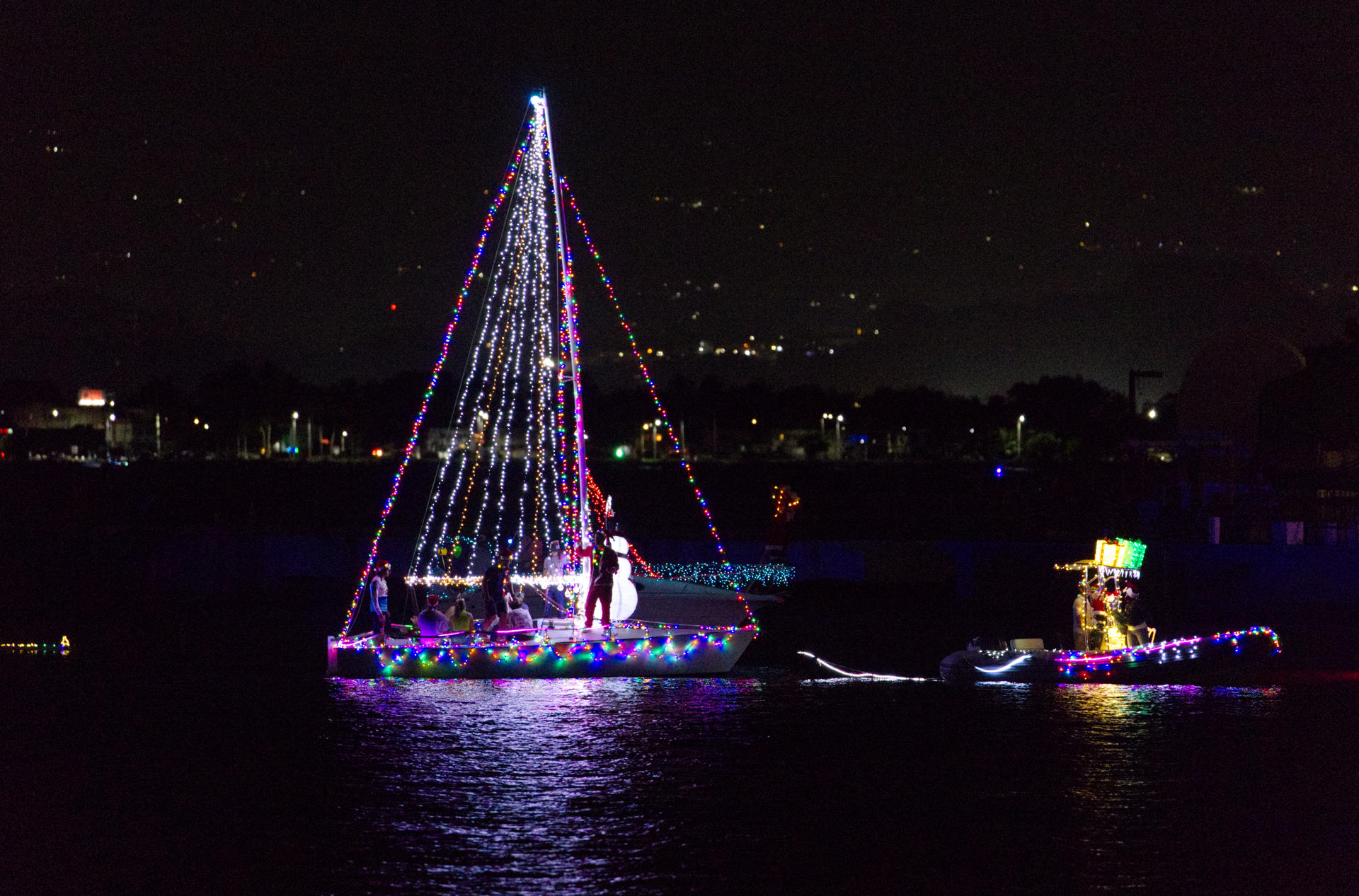 Un desfile de barcos iluminados celebra la Navidad en Puerto Rico