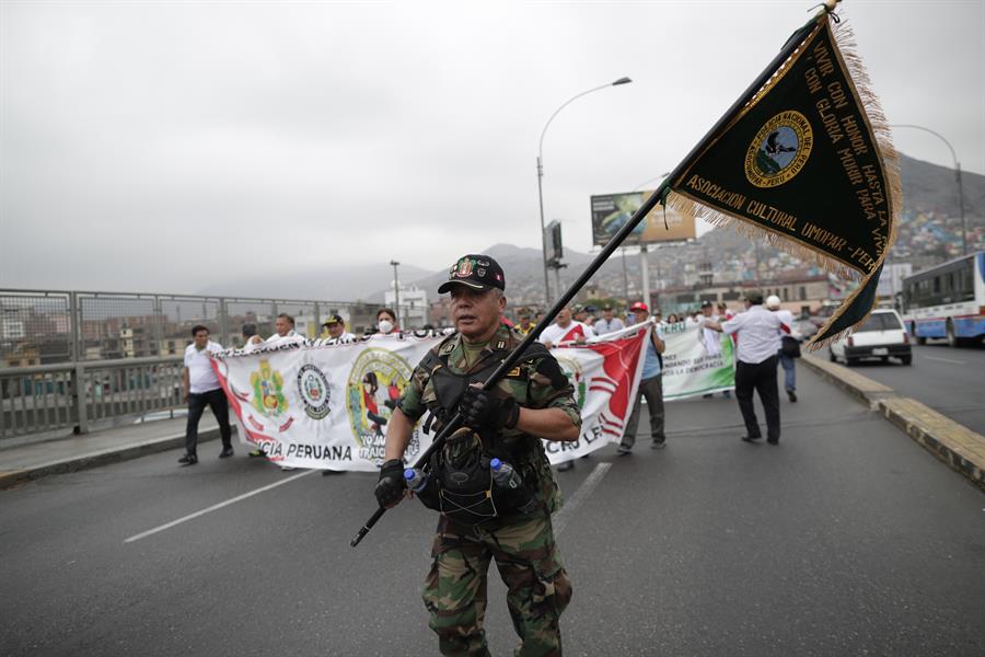 Un millar de peruanos marchan a favor de las fuerzas del orden
