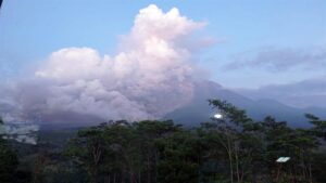Volcán Semeru Indonesia eleva las alertas por erupcion