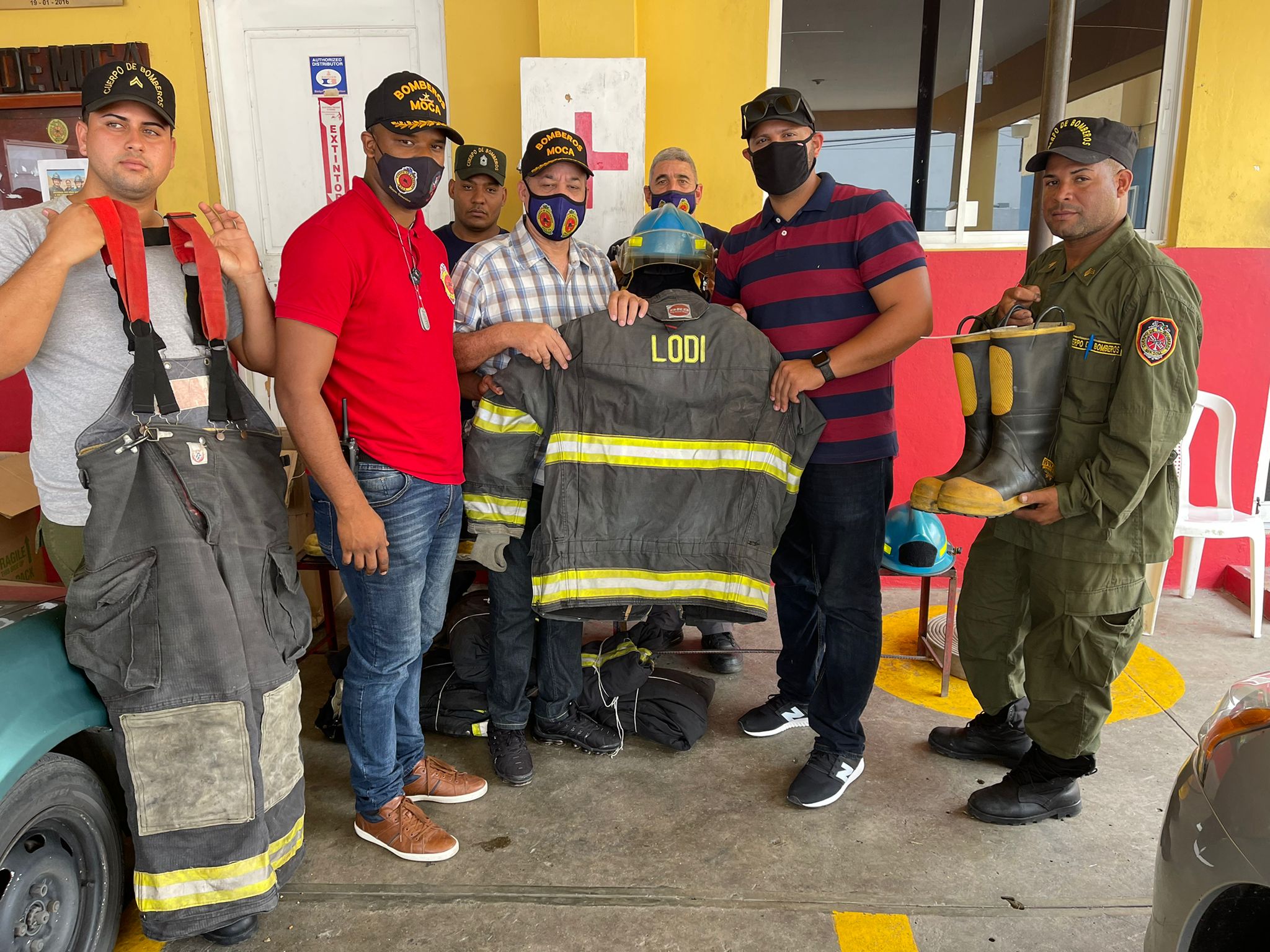 Donan equipos y vehículos al cuerpo de bomberos de Moca