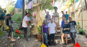 Universitarios rescatan busto del teniente Amado García Guerrero con jornada de limpieza