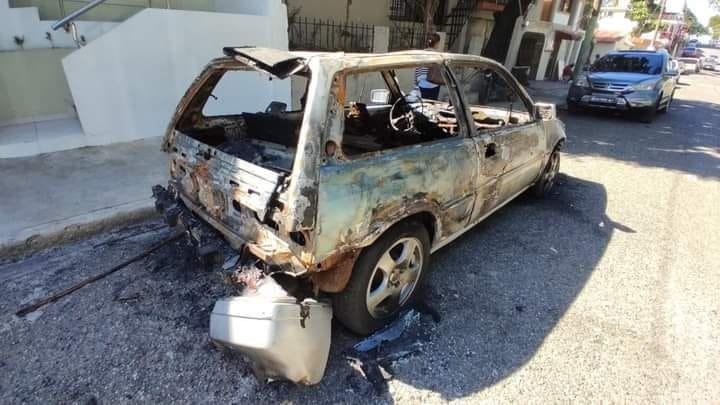 Dos hombres queman vehículo de una mujer en Puerto Plata