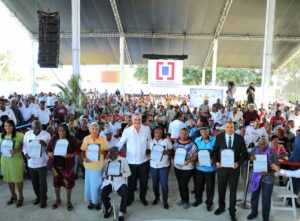 Presidente Abinader entrega 2,817 títulos de propiedad a familias de Haina 