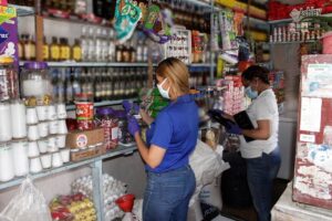 Inspectores de Pro Consumidor verifican comercios en operativos preventivos en diferentes ciudades del país, para evitar venta de alcohol adulterado en estas festividades navideñas.