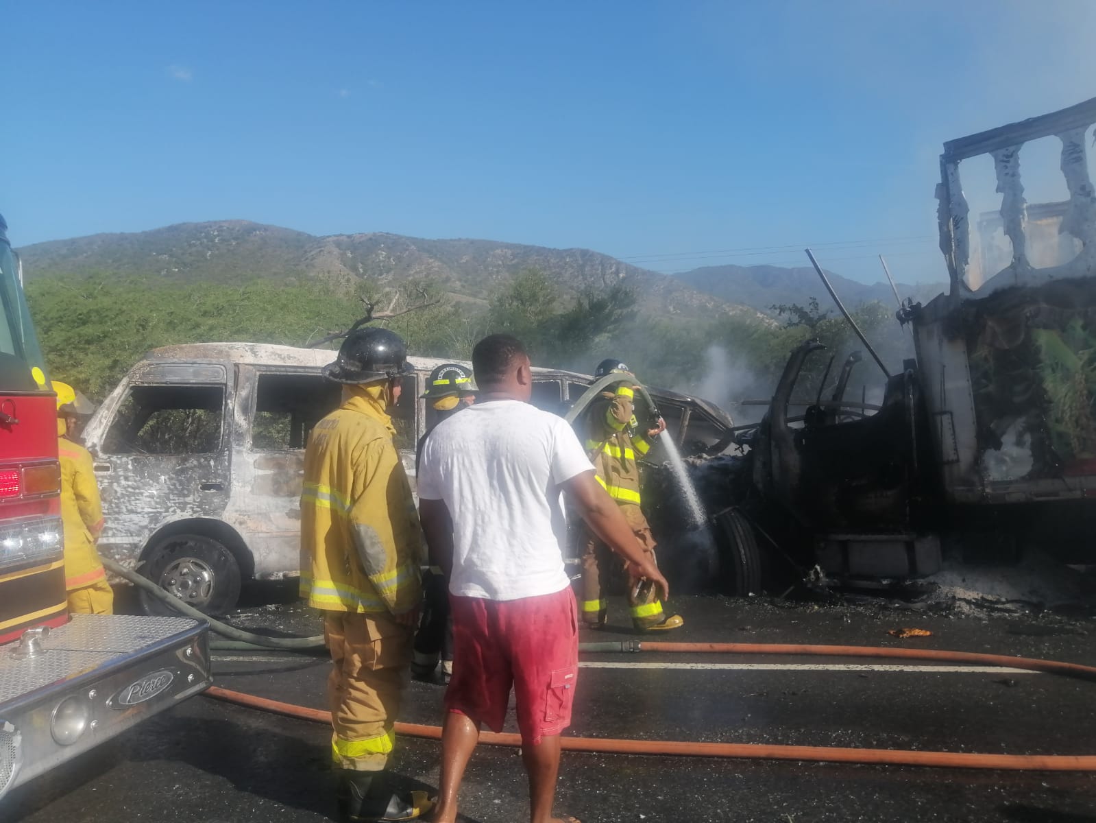 Dos muertos y cuatro heridos tras incendiarse guagua de transporte de Elías Piña