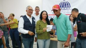 Gobernadora de María Trinidad Sánchez entrega bonos navideños
