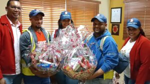 Empresa Agregado Sánchez entrega canastas navideñas a empleados y comunicadores de Samaná