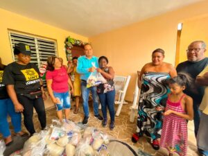 Surun Hernández dona raciones alimenticias a cientos munícipes de Santo Domingo Este 