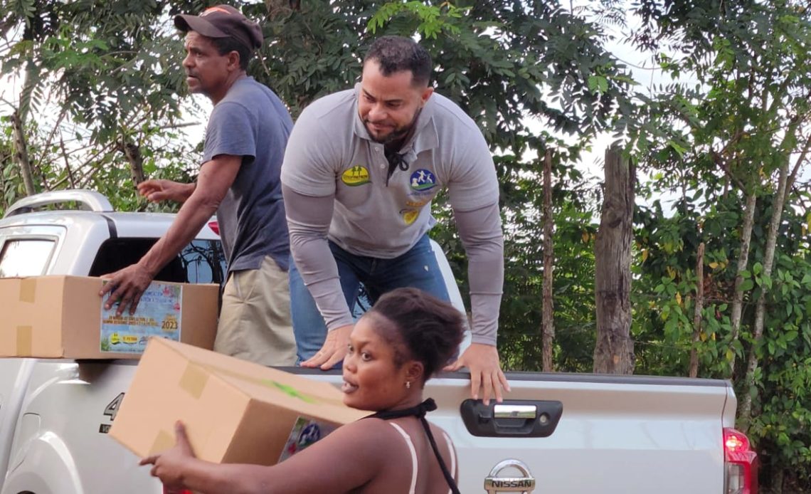 Fundación “Un Patrón a Seguir” impacta 1000 familias con cajas navideñas
