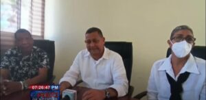 Alcalde de Samaná se compromete a resolver situación de baño público en terrero privado 