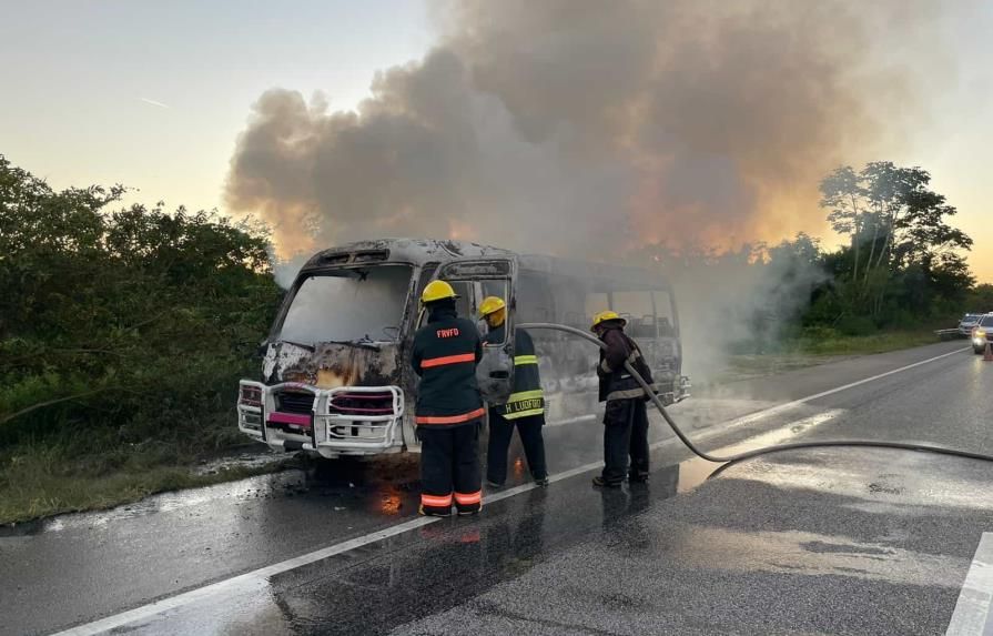 Autobús con 21 personas se incendia en Autovía del Coral