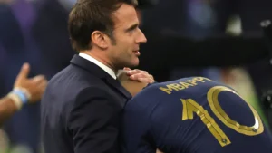 Macron consuela a Mbappé tras derrota de Francia en final del Mundial