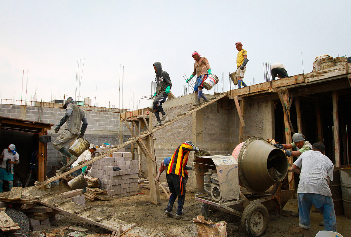 Favorecen unas 17 familias pobres en Azua con viviendas dignas