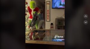 Niño golpea a Grinch por robarse los regalos