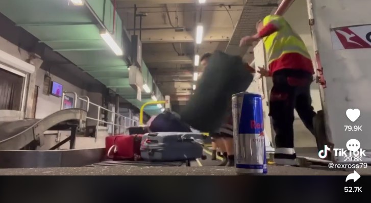 Captan a empleados maltratando equipaje en aeropuerto